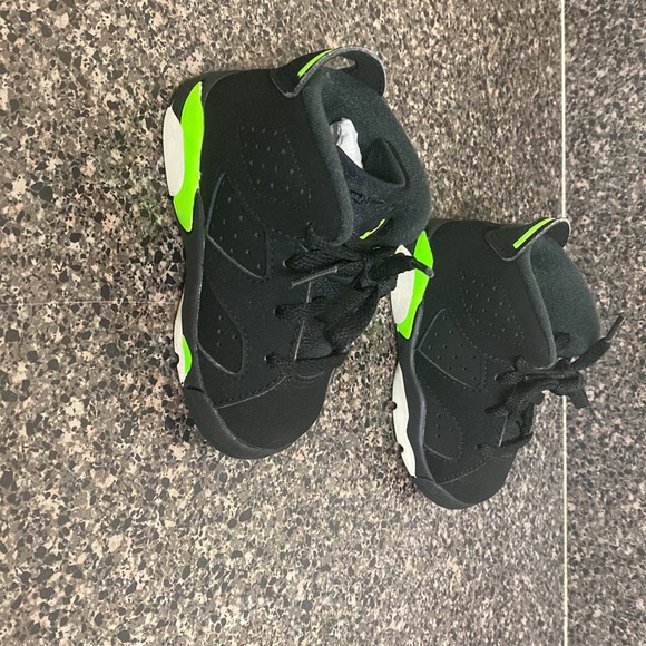 Toddler Jordan 6 Retro Sneakers 💚🖤 - Picture 4 of 5